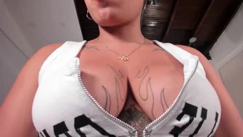 Momo  online show from November 14, 2025, 9:57 pm