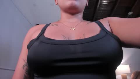 Momo  online show from November 18, 2025, 10:03 pm