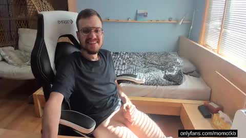 momotkb online show from September 22, 2025, 7:27 pm