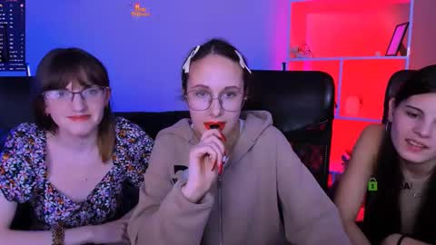 Mona  online show from November 5, 2025, 8:09 pm