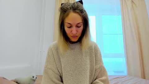 Snapshot of mona_cruz chatting on December 8, 2024, 6:22 am Mona online show from December 8, 2024, 6:22 am