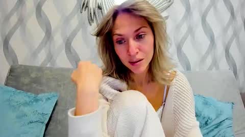 Snapshot of mona_cruz chatting on February 17, 2025, 4:59 pm Mona online show from February 17, 2025, 4:59 pm