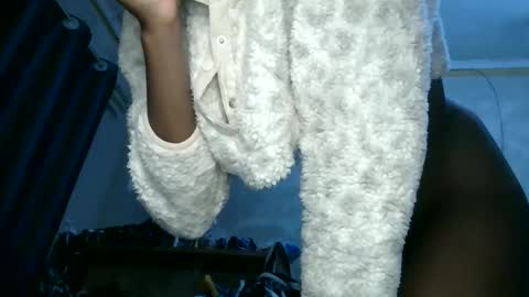 Snapshot of monah_ebony chatting on December 16, 2025, 4:06 am mona online show from December 16, 2025, 4:06 am