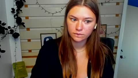 Snapshot of monika_youu chatting on June 23, 2026, 6:33 am Monika online show from June 23, 2026, 6:33 am