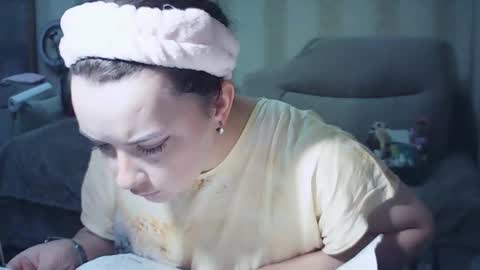 Snapshot of moodiemira chatting on September 29, 2025, 4:01 pm moodiemira online show from September 29, 2025, 4:01 pm