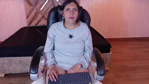 Snapshot of moon21_ chatting on November 20, 2025, 3:23 pm Moon online show from November 20, 2025, 3:23 pm