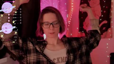 Snapshot of moon__girl chatting on November 17, 2025, 8:03 pm Roxy online show from November 17, 2025, 8:03 pm