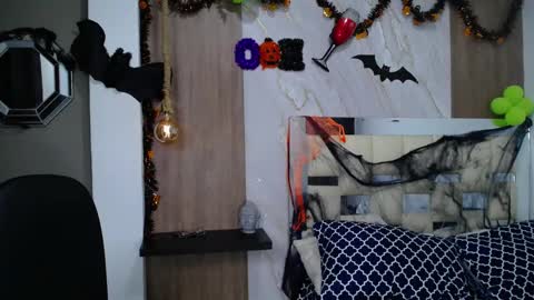 moon_and_fire_ online show from October 27, 2025, 5:55 am