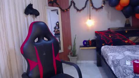 moon_and_fire_ online show from November 3, 2025, 5:20 am