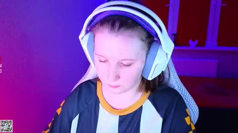 Snapshot of moon_avengers chatting on November 21, 2025, 2:16 pm Lola online show from November 21, 2025, 2:16 pm