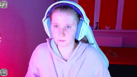 Snapshot of moon_avengers chatting on November 30, 2025, 5:06 pm Lola online show from November 30, 2025, 5:06 pm