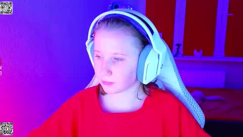 Snapshot of moon_avengers chatting on December 2, 2025, 5:41 pm Lola online show from December 2, 2025, 5:41 pm