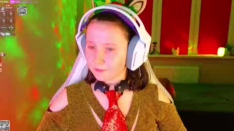 Snapshot of moon_avengers chatting on December 15, 2025, 5:06 pm Lola online show from December 15, 2025, 5:06 pm