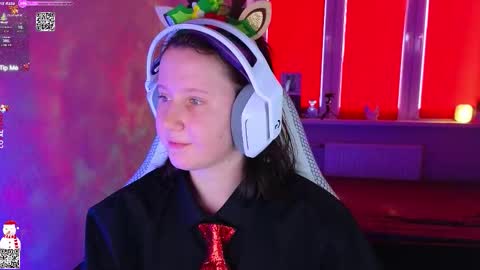 Snapshot of moon_avengers chatting on December 16, 2025, 8:52 am Lola online show from December 16, 2025, 8:52 am