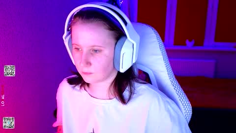 Snapshot of moon_avengers chatting on March 6, 2026, 6:48 pm Lola online show from March 6, 2026, 6:48 pm