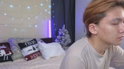 Snapshot of moon_felix chatting on December 16, 2025, 8:19 am Felix and Maddy online show from December 16, 2025, 8:19 am