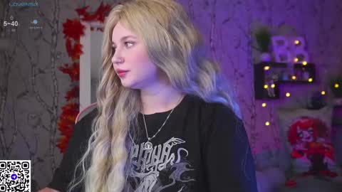 Snapshot of moon_valkyriie chatting on September 17, 2025, 7:32 am Emilia online show from September 17, 2025, 7:32 am