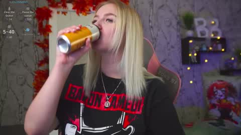 Snapshot of moon_valkyriie chatting on October 6, 2025, 9:40 am Emilia online show from October 6, 2025, 9:40 am