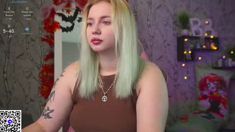 Snapshot of moon_valkyriie chatting on November 1, 2025, 8:05 am Emilia online show from November 1, 2025, 8:05 am