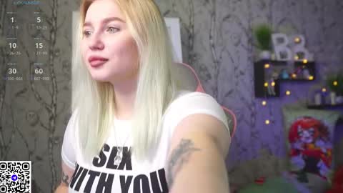 Snapshot of moon_valkyriie chatting on November 18, 2025, 8:08 am Emilia online show from November 18, 2025, 8:08 am