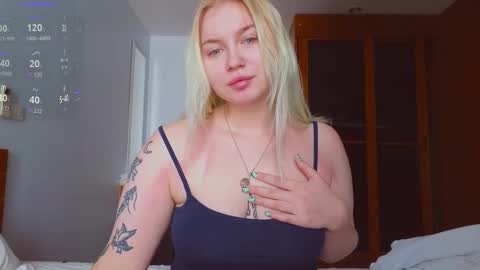 Snapshot of moon_valkyriie chatting on December 1, 2025, 5:23 am Emilia online show from December 1, 2025, 5:23 am