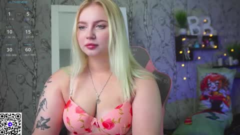 Snapshot of moon_valkyriie chatting on December 15, 2025, 9:13 am Emilia online show from December 15, 2025, 9:13 am