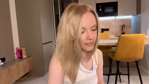 Snapshot of moonavellle_ chatting on July 6, 2026, 9:17 pm moonavellle_ online show from July 6, 2026, 9:17 pm