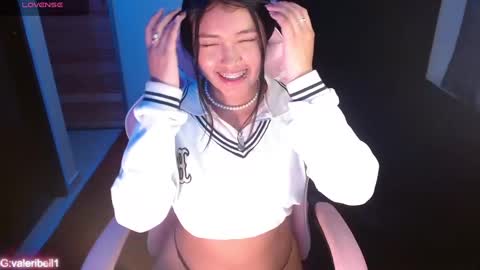 Snapshot of moonbella_bell chatting on December 21, 2024, 5:03 am bell online show from December 21, 2024, 5:03 am