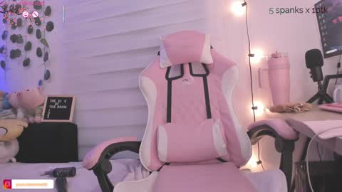 Snapshot of moonliight__ chatting on February 6, 2025, 12:43 am moonliight__ online show from February 6, 2025, 12:43 am