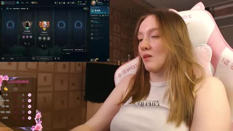 Snapshot of moonlish_siren chatting on October 19, 2025, 8:53 pm Katrin online show from October 19, 2025, 8:53 pm