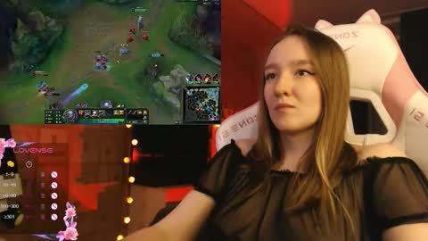 Snapshot of moonlish_siren chatting on October 24, 2025, 8:16 pm Katrin online show from October 24, 2025, 8:16 pm