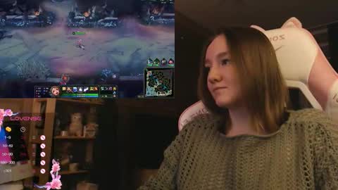 Snapshot of moonlish_siren chatting on December 5, 2025, 7:54 pm Katrin online show from December 5, 2025, 7:54 pm