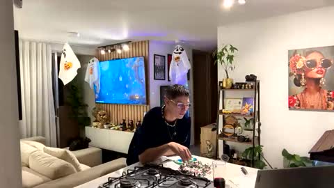   online show from November 1, 2025, 11:07 pm