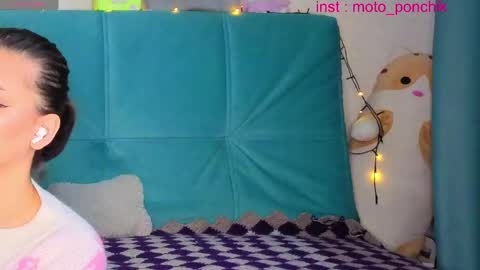 Snapshot of moto_ponchik chatting on May 5, 2026, 5:48 am Kris online show from May 5, 2026, 5:48 am