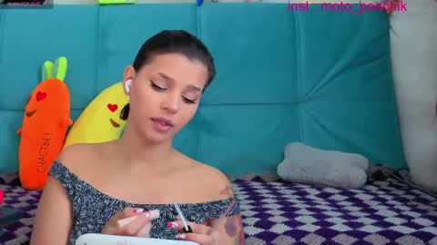 Snapshot of moto_ponchik chatting on May 27, 2026, 5:04 am Kris online show from May 27, 2026, 5:04 am