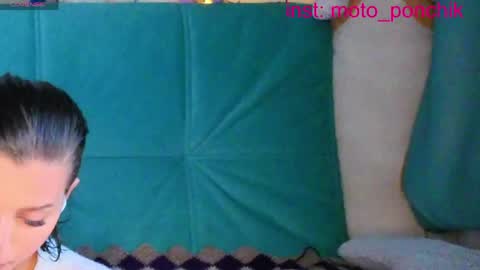 Snapshot of moto_ponchik chatting on June 3, 2026, 2:36 am Kris online show from June 3, 2026, 2:36 am