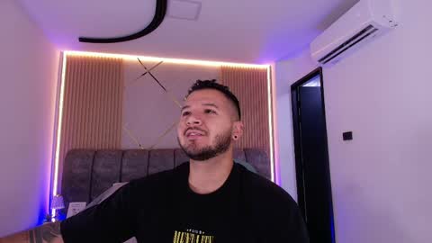 Snapshot of mr_mikee_ chatting on May 4, 2026, 3:02 am MIKEE online show from May 4, 2026, 3:02 am