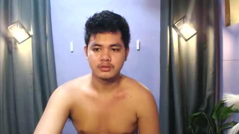 Snapshot of mr_olivercummerx chatting on October 21, 2025, 1:39 am mr_olivercummerx online show from October 21, 2025, 1:39 am