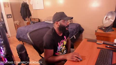 Snapshot of mrchuckdailyxxx chatting on December 16, 2024, 9:09 pm Chuck Daily online show from December 16, 2024, 9:09 pm