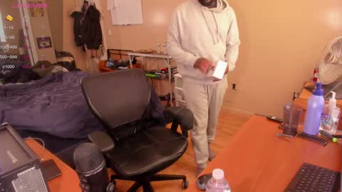 Snapshot of mrchuckdailyxxx chatting on January 4, 2025, 4:00 pm Chuck Daily online show from January 4, 2025, 4:00 pm