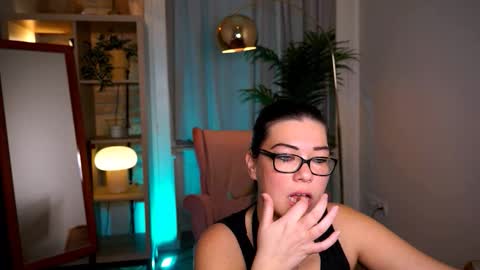 Snapshot of mrsfllowerr chatting on November 28, 2025, 6:54 pm Tamara online show from November 28, 2025, 6:54 pm