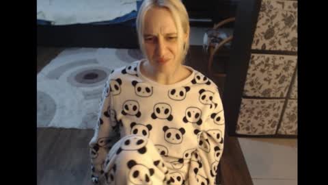 Snapshot of mrsluck chatting on November 23, 2025, 5:02 pm Sasha online show from November 23, 2025, 5:02 pm