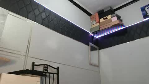 Snapshot of mskimts chatting on February 18, 2025, 12:37 am mskimts online show from February 18, 2025, 12:37 am