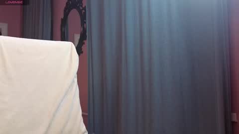 Snapshot of msmonte chatting on October 30, 2025, 12:28 pm Lina Help me to reach 100 thumbs up online show from October 30, 2025, 12:28 pm