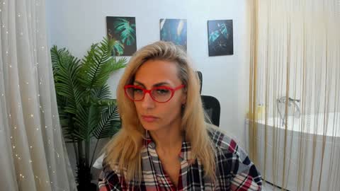 Snapshot of museofstage chatting on February 7, 2025, 11:56 am Diana online show from February 7, 2025, 11:56 am