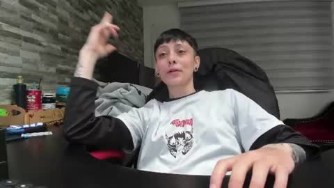 Snapshot of n3utro444 chatting on June 12, 2026, 1:43 pm n3utro444 online show from June 12, 2026, 1:43 pm