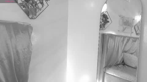 naamah_b online show from June 18, 2026, 2:43 pm