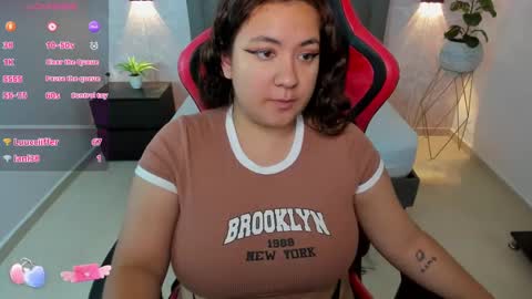 Snapshot of nadine_russo chatting on January 17, 2025, 7:27 pm Nadine online show from January 17, 2025, 7:27 pm