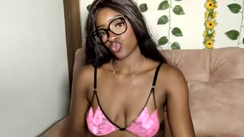 Nahomy  online show from July 8, 2026, 12:04 am