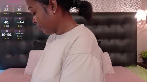 naiaramasson_ online show from March 12, 2026, 12:11 pm